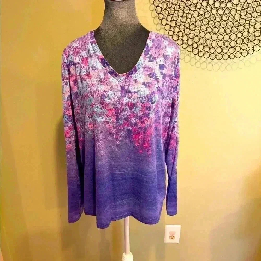 Women’s V-Neck long sleeve shirt purple with flower print - Size Large
